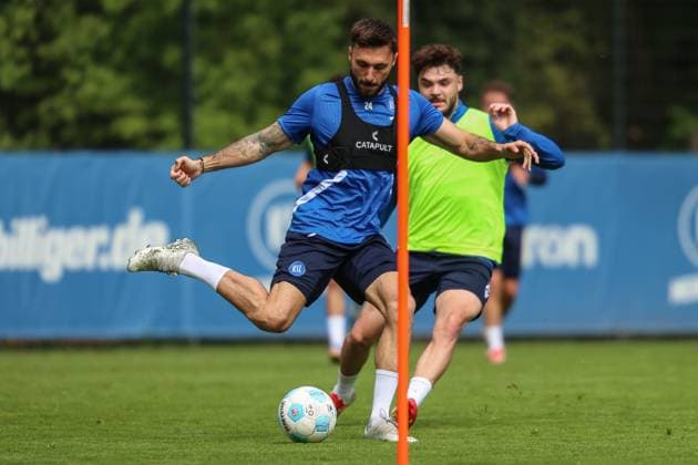 Fabian Schleusener (Karlsruher SC, 24) im Zweikampf mit Lilian Egloff (Karlsruher SC, 25), Karlsruher SC Fussball, 2. Bundesliga, Training, 2024 2025, 23.04.2025, DFL REGULATIONS PROHIBIT ANY USE OF PHOTOGRAPHS AS IMAGE SEQUENCES AND OR QUASI-VIDEO, Karlsruher SC Fussball, 2. Bundesliga, Training, 2024 2025, 23.04.2025 Karlsruhe