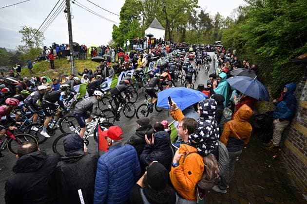 The pack of riders pictured in action during the climb of the Mur de Huy during the men s race of the La Fleche Wallonne , one day cycling race (Waalse Pijl - Walloon Arrow), 205,2 km from Ciney to Huy, Wednesday 23 April 2025. JASPERxJACOBS  x121639570x