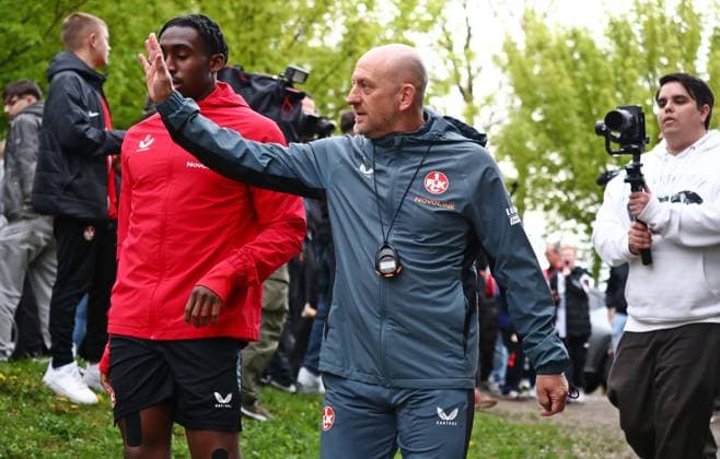 23.04.2025, xmohx, Fussball 2.Bundesliga, 1.FC Kaiserslautern - Training v.l. Trainer Torsten Lieberknecht (Kaiserslautern) betritt winkend zu den Fans den Platz (DFL DFB REGULATIONS PROHIBIT ANY USE OF PHOTOGRAPHS as IMAGE SEQUENCES and or QUASI-VIDEO) Kaiserslautern