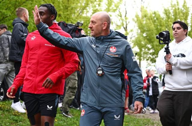 23.04.2025, xmohx, Fussball 2.Bundesliga, 1.FC Kaiserslautern - Training v.l. Trainer Torsten Lieberknecht (Kaiserslautern) betritt winkend zu den Fans den Platz (DFL DFB REGULATIONS PROHIBIT ANY USE OF PHOTOGRAPHS as IMAGE SEQUENCES and or QUASI-VIDEO) Kaiserslautern