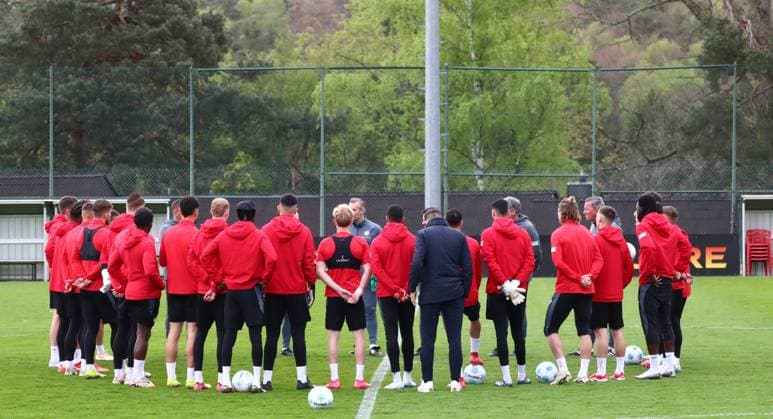 23.04.2025, xmohx, Fussball 2.Bundesliga, 1.FC Kaiserslautern - Training v.l. Trainer Torsten Lieberknecht (Kaiserslautern) bei seinem ersten Training vom 1.FC Kaiserslautern mit einer Ansprache an das Team (DFL DFB REGULATIONS PROHIBIT ANY USE OF PHOTOGRAPHS as IMAGE SEQUENCES and or QUASI-VIDEO) Kaiserslautern