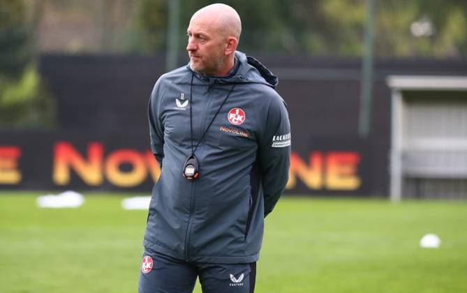 23.04.2025, xmohx, Fussball 2.Bundesliga, 1.FC Kaiserslautern - Training v.l. Trainer Torsten Lieberknecht (Kaiserslautern) bei seinem ersten Training vom 1.FC Kaiserslautern (DFL DFB REGULATIONS PROHIBIT ANY USE OF PHOTOGRAPHS as IMAGE SEQUENCES and or QUASI-VIDEO) Kaiserslautern