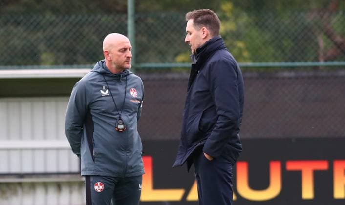 23.04.2025, xmohx, Fussball 2.Bundesliga, 1.FC Kaiserslautern - Training v.l. Trainer Torsten Lieberknecht (Kaiserslautern) bei seinem ersten Training vom 1.FC Kaiserslautern im Gespräch mit Sportdirektor Marcel Klos (DFL DFB REGULATIONS PROHIBIT ANY USE OF PHOTOGRAPHS as IMAGE SEQUENCES and or QUASI-VIDEO) Kaiserslautern