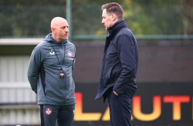 23.04.2025, xmohx, Fussball 2.Bundesliga, 1.FC Kaiserslautern - Training v.l. Trainer Torsten Lieberknecht (Kaiserslautern) bei seinem ersten Training vom 1.FC Kaiserslautern im Gespräch mit Sportdirektor Marcel Klos (DFL DFB REGULATIONS PROHIBIT ANY USE OF PHOTOGRAPHS as IMAGE SEQUENCES and or QUASI-VIDEO) Kaiserslautern