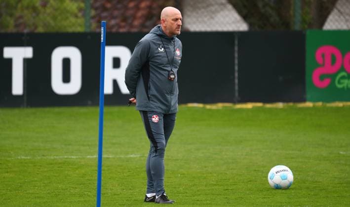 23.04.2025, xmohx, Fussball 2.Bundesliga, 1.FC Kaiserslautern - Training v.l. Trainer Torsten Lieberknecht (Kaiserslautern) (DFL DFB REGULATIONS PROHIBIT ANY USE OF PHOTOGRAPHS as IMAGE SEQUENCES and or QUASI-VIDEO) Kaiserslautern