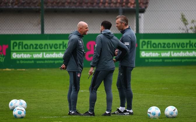 23.04.2025, xmohx, Fussball 2.Bundesliga, 1.FC Kaiserslautern - Training v.l. Trainer Torsten Lieberknecht (Kaiserslautern) mit seinem Trainerteam (DFL DFB REGULATIONS PROHIBIT ANY USE OF PHOTOGRAPHS as IMAGE SEQUENCES and or QUASI-VIDEO) Kaiserslautern