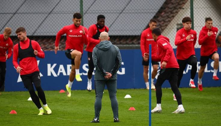 23.04.2025, xmohx, Fussball 2.Bundesliga, 1.FC Kaiserslautern - Training v.l. Trainer Torsten Lieberknecht (Kaiserslautern) schaut sich die Einheit seiner Mannschaft an (DFL DFB REGULATIONS PROHIBIT ANY USE OF PHOTOGRAPHS as IMAGE SEQUENCES and or QUASI-VIDEO) Kaiserslautern