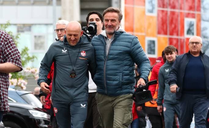 23.04.2025, xmohx, Fussball 2.Bundesliga, 1.FC Kaiserslautern - Training v.l. Trainer Torsten Lieberknecht (Kaiserslautern) betritt den Platz zum ersten offiziellen Training (DFL DFB REGULATIONS PROHIBIT ANY USE OF PHOTOGRAPHS as IMAGE SEQUENCES and or QUASI-VIDEO) Kaiserslautern