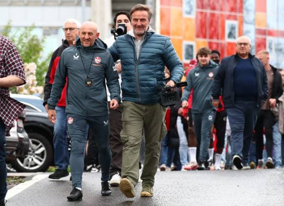 Sport Bilder des Tages 23.04.2025, xmohx, Fussball 2.Bundesliga, 1.FC Kaiserslautern - Training v.l. Trainer Torsten Lieberknecht (Kaiserslautern) betritt den Platz zum ersten offiziellen Training (DFL DFB REGULATIONS PROHIBIT ANY USE OF PHOTOGRAPHS as IMAGE SEQUENCES and or QUASI-VIDEO) Kaiserslautern