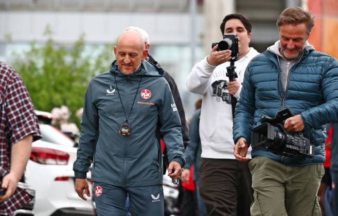 23.04.2025, xmohx, Fussball 2.Bundesliga, 1.FC Kaiserslautern - Training v.l. Trainer Torsten Lieberknecht (Kaiserslautern) betritt den Platz zum ersten offiziellen Training (DFL DFB REGULATIONS PROHIBIT ANY USE OF PHOTOGRAPHS as IMAGE SEQUENCES and or QUASI-VIDEO) Kaiserslautern