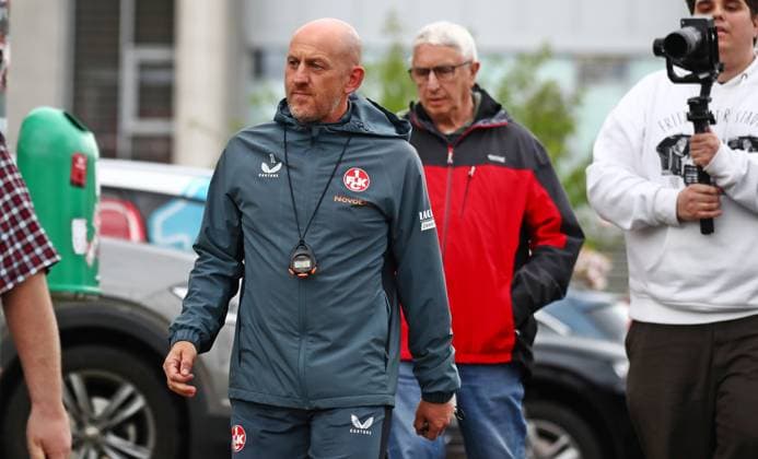 23.04.2025, xmohx, Fussball 2.Bundesliga, 1.FC Kaiserslautern - Training v.l. Trainer Torsten Lieberknecht (Kaiserslautern) betritt den Platz zum ersten offiziellen Training (DFL DFB REGULATIONS PROHIBIT ANY USE OF PHOTOGRAPHS as IMAGE SEQUENCES and or QUASI-VIDEO) Kaiserslautern