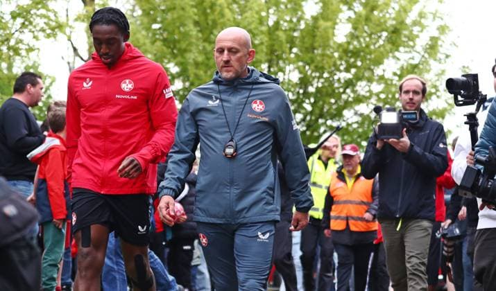 23.04.2025, xmohx, Fussball 2.Bundesliga, 1.FC Kaiserslautern - Training v.l. Trainer Torsten Lieberknecht (Kaiserslautern) betritt den Platz zum ersten offiziellen Training (DFL DFB REGULATIONS PROHIBIT ANY USE OF PHOTOGRAPHS as IMAGE SEQUENCES and or QUASI-VIDEO) Kaiserslautern