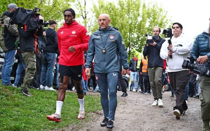 23.04.2025, xmohx, Fussball 2.Bundesliga, 1.FC Kaiserslautern - Training v.l. Trainer Torsten Lieberknecht (Kaiserslautern) betritt den Platz zum ersten offiziellen Training (DFL DFB REGULATIONS PROHIBIT ANY USE OF PHOTOGRAPHS as IMAGE SEQUENCES and or QUASI-VIDEO) Kaiserslautern