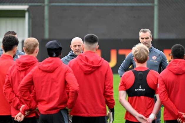 Fussball - 2. Bundesliga - Saison 2024 25 1. FC Kaiserslautern 23.04.2025 Fritz-Walter-Stadion 1. Training mit Trainer Torsten LIEBERKNECHT und Co-Trainer Carsten RUMP Ansprache vor der Mannschaft 1. FC Kaiserslautern