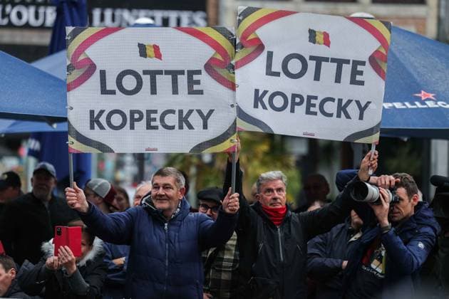 Radsport UCI World Tour Women Elite La Fleche Wallonne Femmes am 23.04.2025 in Huy Fans halten Schilder mit der Aufschrift: Lotte Kopecky