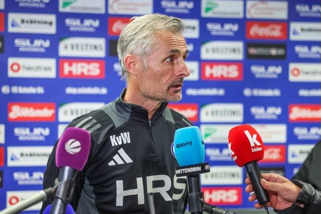 23.04.2025, Fussball, Saison 2024 2025, 2. Bundesliga, Training FC Schalke 04, Cheftrainer Kees van Wonderen (FC Schalke 04) Gelsenkirchen NRW Deutschland xRHR-FOTO TRx