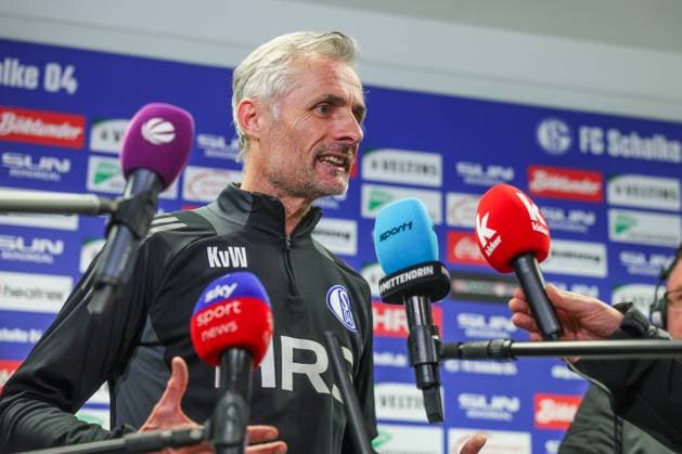 23.04.2025, Fussball, Saison 2024 2025, 2. Bundesliga, Training FC Schalke 04, Cheftrainer Kees van Wonderen (FC Schalke 04) Gelsenkirchen NRW Deutschland xRHR-FOTO TRx