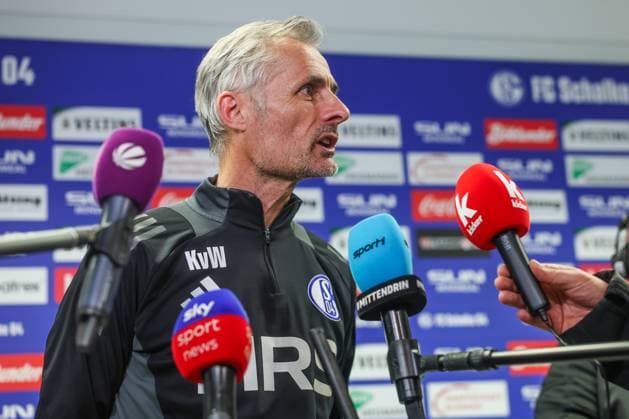 23.04.2025, Fussball, Saison 2024 2025, 2. Bundesliga, Training FC Schalke 04, Cheftrainer Kees van Wonderen (FC Schalke 04) Gelsenkirchen NRW Deutschland xRHR-FOTO TRx