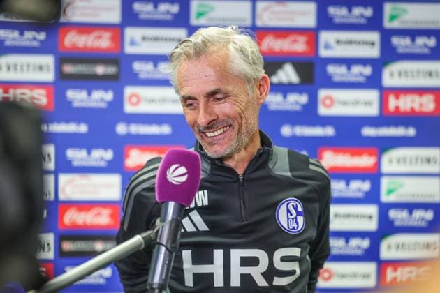 Sport Bilder des Tages 23.04.2025, Fussball, Saison 2024 2025, 2. Bundesliga, Training FC Schalke 04, Cheftrainer Kees van Wonderen (FC Schalke 04) Gelsenkirchen NRW Deutschland xRHR-FOTO TRx