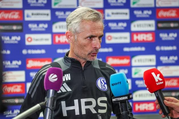 23.04.2025, Fussball, Saison 2024 2025, 2. Bundesliga, Training FC Schalke 04, Cheftrainer Kees van Wonderen (FC Schalke 04) Gelsenkirchen NRW Deutschland xRHR-FOTO TRx