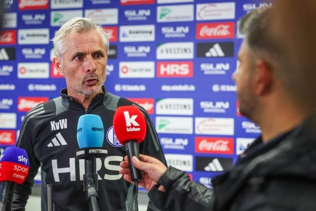 23.04.2025, Fussball, Saison 2024 2025, 2. Bundesliga, Training FC Schalke 04, Cheftrainer Kees van Wonderen (FC Schalke 04) Gelsenkirchen NRW Deutschland xRHR-FOTO TRx