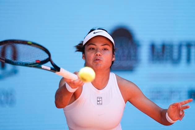 April 23, 2025, Madrid, Madrid, SPAIN: Emma Raducanu of Great Britain in action against Suzan Lamens of The Netherlands during the Mutua Madrid Open 2025, ATP, Tennis Herren Masters 1000 and WTA, Tennis Damen 1000, tennis tournament celebrated at Caja Magica on April 23, 2025 in Madrid, Spain. Madrid SPAIN - ZUMAa181 20250423_zaa_a181_180 Copyright: xOscarxJ.xBarrosox