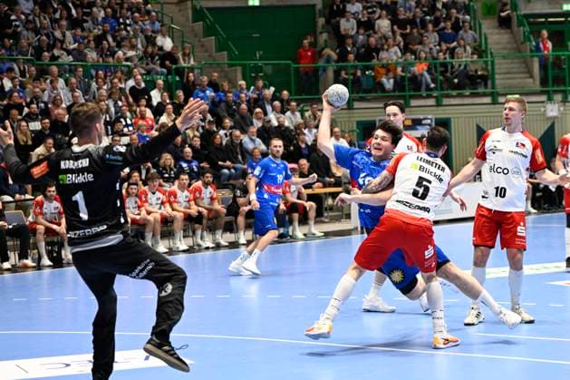 GER, 2.HBL, BHC06, BHC06 vs. HBW Balingen-Weilstetten 23.4..2025, Wuppertal, Unihalle, GER, 2. HBL, BHC06 vs. HBW Balingen-Weilstetten 2.HBL regulations prohibit any use of photographs as image sequences and or quasi-video im Bild Aron Seesing ( BHC 49 ) gegen Csaba Leimeter ( HBW Ballingen Weilstetten 5 ).