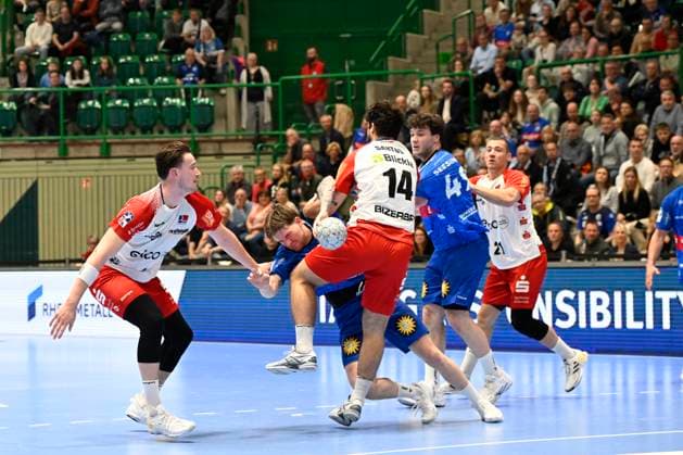 GER, 2.HBL, BHC06, BHC06 vs. HBW Balingen-Weilstetten 23.4..2025, Wuppertal, Unihalle, GER, 2. HBL, BHC06 vs. HBW Balingen-Weilstetten 2.HBL regulations prohibit any use of photographs as image sequences and or quasi-video im Bild Elias Scholtes ( Bergischer HC 4 ) gegen Jan Hüter ( ASV Hamm-Westfalen 14 ).