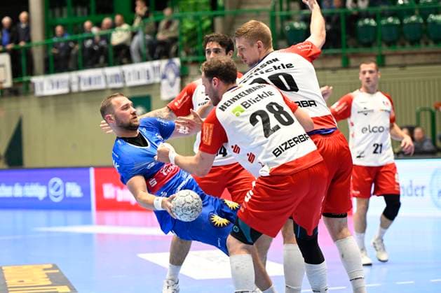 GER, 2.HBL, BHC06, BHC06 vs. HBW Balingen-Weilstetten 23.4..2025, Wuppertal, Unihalle, GER, 2. HBL, BHC06 vs. HBW Balingen-Weilstetten 2.HBL regulations prohibit any use of photographs as image sequences and or quasi-video im Bild Tomas Buback ( BHC 19 ) gegen Andreas Bornemann ( ASV Hamm-Westfalen 28 ) und Kasper Böttcher ( ASV Hamm-Westfalen 10 ).
