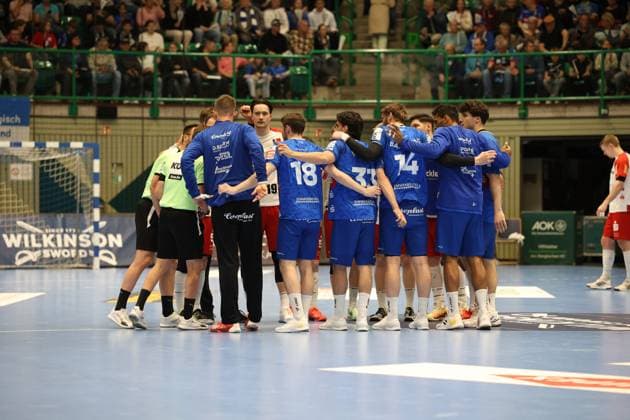 v.l. Kreis beider Mannschaften vor Spielbeginn Bergischer HC 06 vs. HBW Balingen-Weilstetten, Handball, 2. HBL, Spielzeit 2024 2025, 23.04.2025 Bergischer HC 06 vs. HBW Balingen-Weilstetten, Handball, 2. HBL, Spielzeit 2024 2025, 23.04.2025 Wuppertal