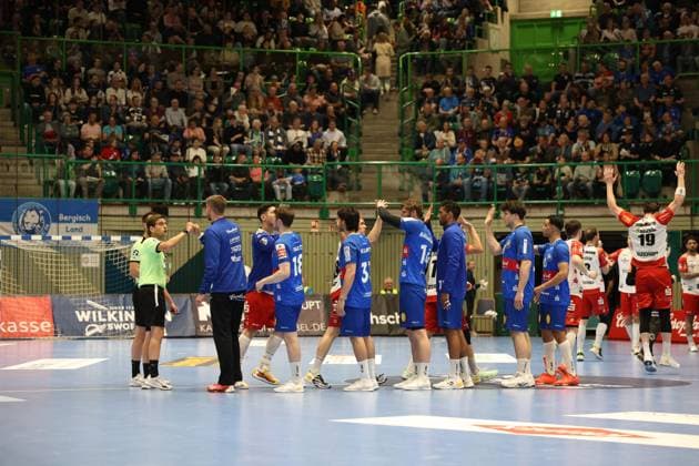 v.l. beide Mannschaften vor Spielbeginn Bergischer HC 06 vs. HBW Balingen-Weilstetten, Handball, 2. HBL, Spielzeit 2024 2025, 23.04.2025 Bergischer HC 06 vs. HBW Balingen-Weilstetten, Handball, 2. HBL, Spielzeit 2024 2025, 23.04.2025 Wuppertal