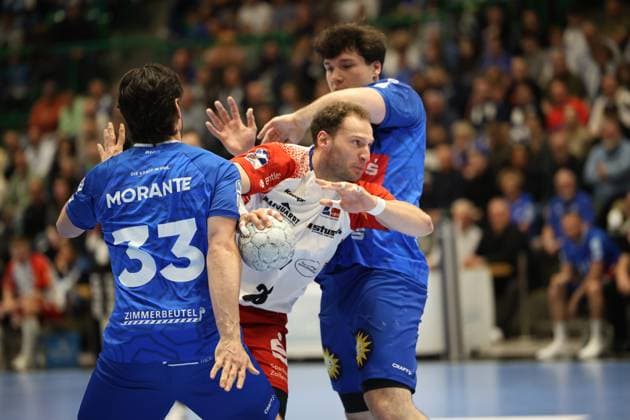 v.l. Eloy Morante Maldonado (Bergischer HC 33), Tobias Heinzelmann (HBW Balingen-Weilstetten 28), Aron Seesing (Bergischer HC 49) Bergischer HC 06 vs. HBW Balingen-Weilstetten, Handball, 2. HBL, Spielzeit 2024 2025, 23.04.2025 Bergischer HC 06 vs. HBW Balingen-Weilstetten, Handball, 2. HBL, Spielzeit 2024 2025, 23.04.2025 Wuppertal