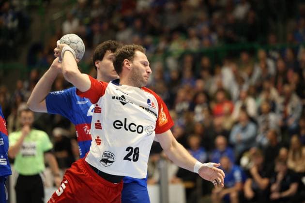 v.l. Tobias Heinzelmann (HBW Balingen-Weilstetten 28), Aron Seesing (Bergischer HC 49) Bergischer HC 06 vs. HBW Balingen-Weilstetten, Handball, 2. HBL, Spielzeit 2024 2025, 23.04.2025 Bergischer HC 06 vs. HBW Balingen-Weilstetten, Handball, 2. HBL, Spielzeit 2024 2025, 23.04.2025 Wuppertal