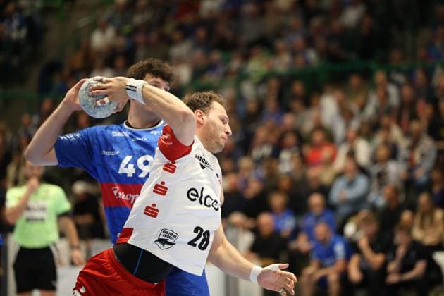 v.l. Tobias Heinzelmann (HBW Balingen-Weilstetten 28), Aron Seesing (Bergischer HC 49) Bergischer HC 06 vs. HBW Balingen-Weilstetten, Handball, 2. HBL, Spielzeit 2024 2025, 23.04.2025 Bergischer HC 06 vs. HBW Balingen-Weilstetten, Handball, 2. HBL, Spielzeit 2024 2025, 23.04.2025 Wuppertal