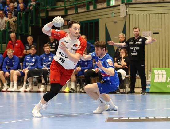 v.l. Robert Timmermeister (HBW Balingen-Weilstetten 19), Yannick Fraatz (Bergischer HC 18), im Hintergrund Arnor por Gunnarsson (Bergischer HC Trainer) Bergischer HC 06 vs. HBW Balingen-Weilstetten, Handball, 2. HBL, Spielzeit 2024 2025, 23.04.2025 Bergischer HC 06 vs. HBW Balingen-Weilstetten, Handball, 2. HBL, Spielzeit 2024 2025, 23.04.2025 Wuppertal
