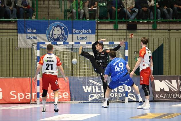 v.l. Jerome Mueller (HBW Balingen-Weilstetten 21), Mateusz Kornecki (HBW Balingen-Weilstetten 01), Aron Seesing (Bergischer HC 49), Robert Timmermeister (HBW Balingen-Weilstetten 19) Bergischer HC 06 vs. HBW Balingen-Weilstetten, Handball, 2. HBL, Spielzeit 2024 2025, 23.04.2025 Bergischer HC 06 vs. HBW Balingen-Weilstetten, Handball, 2. HBL, Spielzeit 2024 2025, 23.04.2025 Wuppertal