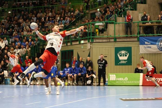 v.l. Eloy Morante Maldonado (Bergischer HC 33), Tobias Heinzelmann (HBW Balingen-Weilstetten 28) Bergischer HC 06 vs. HBW Balingen-Weilstetten, Handball, 2. HBL, Spielzeit 2024 2025, 23.04.2025 Bergischer HC 06 vs. HBW Balingen-Weilstetten, Handball, 2. HBL, Spielzeit 2024 2025, 23.04.2025 Wuppertal