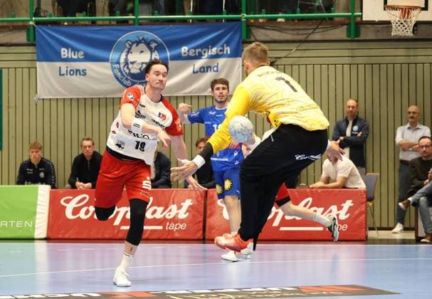 v.l. Robert Timmermeister (HBW Balingen-Weilstetten 19), Christopher Rudeck (Bergischer HC 01) Bergischer HC 06 vs. HBW Balingen-Weilstetten, Handball, 2. HBL, Spielzeit 2024 2025, 23.04.2025 Bergischer HC 06 vs. HBW Balingen-Weilstetten, Handball, 2. HBL, Spielzeit 2024 2025, 23.04.2025 Wuppertal