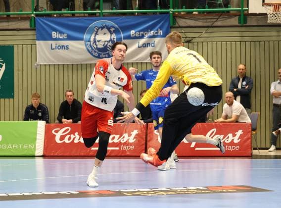 v.l. Robert Timmermeister (HBW Balingen-Weilstetten 19), Christopher Rudeck (Bergischer HC 01) Bergischer HC 06 vs. HBW Balingen-Weilstetten, Handball, 2. HBL, Spielzeit 2024 2025, 23.04.2025 Bergischer HC 06 vs. HBW Balingen-Weilstetten, Handball, 2. HBL, Spielzeit 2024 2025, 23.04.2025 Wuppertal