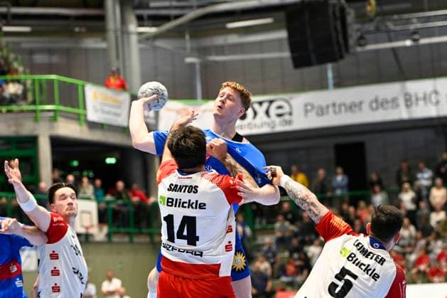 GER, 2.HBL, BHC06, BHC06 vs. HBW Balingen-Weilstetten 23.4..2025, Wuppertal, Unihalle, GER, 2. HBL, BHC06 vs. HBW Balingen-Weilstetten 2.HBL regulations prohibit any use of photographs as image sequences and or quasi-video im Bild Arnor Vidarsson ( BHC 17 ) gegen Max Santos ( HBW Ballingen Weilstetten 14 ) und Csaba Leimeter ( HBW Ballingen Weilstetten 5 ).