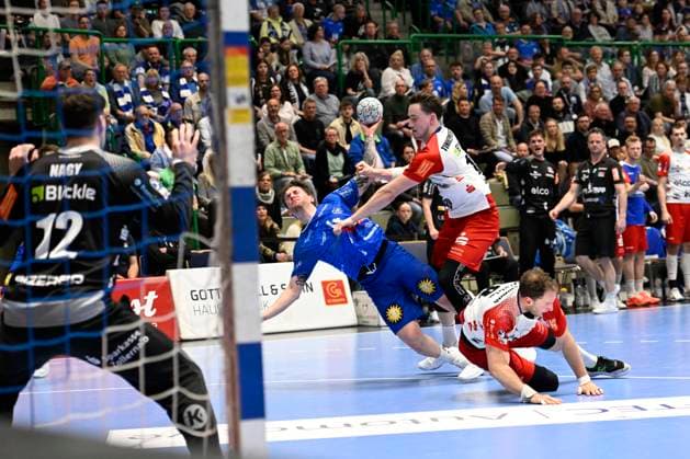 GER, 2.HBL, BHC06, BHC06 vs. HBW Balingen-Weilstetten 23.4..2025, Wuppertal, Unihalle, GER, 2. HBL, BHC06 vs. HBW Balingen-Weilstetten 2.HBL regulations prohibit any use of photographs as image sequences and or quasi-video im Bild Elias Scholtes ( Bergischer HC 4 ) gegen Csaba Leimeter ( HBW Ballingen Weilstetten 5 ).