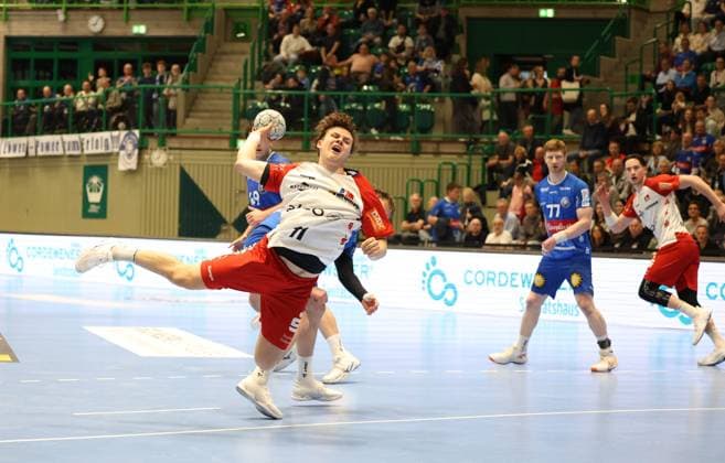 v.l. Bennet Strobel (HBW Balingen-Weilstetten 11), Johannes Wasielewski (Bergischer HC 77), Robert Timmermeister (HBW Balingen-Weilstetten 19) Bergischer HC 06 vs. HBW Balingen-Weilstetten, Handball, 2. HBL, Spielzeit 2024 2025, 23.04.2025 Bergischer HC 06 vs. HBW Balingen-Weilstetten, Handball, 2. HBL, Spielzeit 2024 2025, 23.04.2025 Wuppertal
