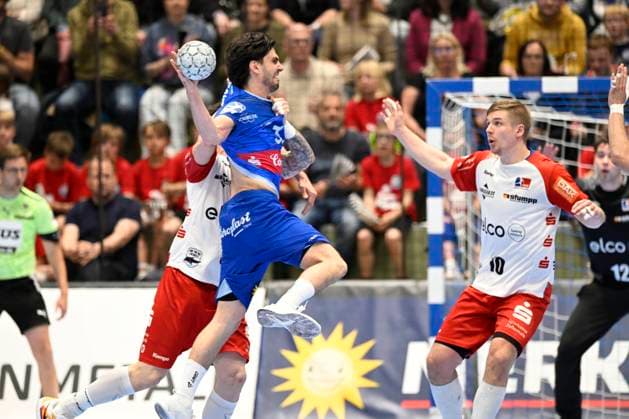GER, 2.HBL, BHC06, BHC06 vs. HBW Balingen-Weilstetten 23.4..2025, Wuppertal, Unihalle, GER, 2. HBL, BHC06 vs. HBW Balingen-Weilstetten 2.HBL regulations prohibit any use of photographs as image sequences and or quasi-video im Bild Eloy Morante Maldonado ( BHC 33 ) Daniel Ingason ( HBW Ballingen Weilstetten 10 ).