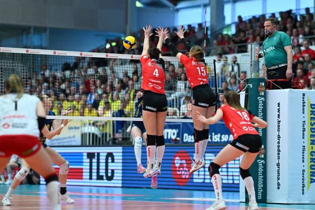 Nathalie Lemmens (Dresdner SC, 4) Marta Kamelija Levinska (Dresdner SC, 15) Dresdner SC vs. SSC Palmberg Schwerin, 1. Volleyball Bundesliga Frauen, Spielzeit 2024 2025, 23.04.2025 Dresdner SC vs. SSC Palmberg Schwerin, 1. Volleyball Bundesliga Frauen, Spielzeit 2024 2025, 23.04.2025 Dresden Copyright: xEibner-Pressefoto xHoepnerx EP_PHR