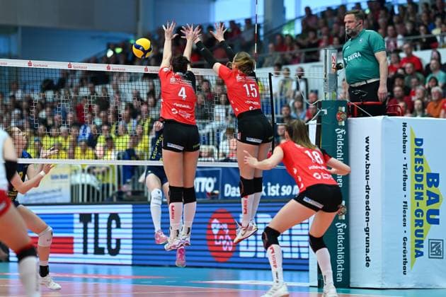 Nathalie Lemmens (Dresdner SC, 4) Marta Kamelija Levinska (Dresdner SC, 15) Dresdner SC vs. SSC Palmberg Schwerin, 1. Volleyball Bundesliga Frauen, Spielzeit 2024 2025, 23.04.2025 Dresdner SC vs. SSC Palmberg Schwerin, 1. Volleyball Bundesliga Frauen, Spielzeit 2024 2025, 23.04.2025 Dresden Copyright: xEibner-Pressefoto xHoepnerx EP_PHR