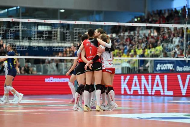 Die Mannschaft vom Dresdner SC jubelt gemeinsam - Dresdner SC vs. SSC Palmberg Schwerin, 1. Volleyball Bundesliga Frauen, Spielzeit 2024 2025, 23.04.2025 Dresdner SC vs. SSC Palmberg Schwerin, 1. Volleyball Bundesliga Frauen, Spielzeit 2024 2025, 23.04.2025 Dresden Copyright: xEibner-Pressefoto xHoepnerx EP_PHR