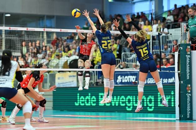 Jaelyn Keene (SSC Palmberg Schwerin, 22) Elles Dambrink (SSC Palmberg Schwerin, 15) Dresdner SC vs. SSC Palmberg Schwerin, 1. Volleyball Bundesliga Frauen, Spielzeit 2024 2025, 23.04.2025 Dresdner SC vs. SSC Palmberg Schwerin, 1. Volleyball Bundesliga Frauen, Spielzeit 2024 2025, 23.04.2025 Dresden Copyright: xEibner-Pressefoto xHoepnerx EP_PHR
