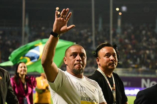 Sport Themen der Woche KW17 Sport Bilder des Tages April 23, 2025, Kathmandu, Bagmati, Nepal: Brazilian legendary footballer ROBERTO CARLOS waves and gestures toward fans as a special guest during the Nepal Super League (NSL) Season 3 Qualifier 2 match between Pokhara Thunders FC and Dhangadhi FC at Dasharath Rangashala. Kathmandu Nepal - ZUMAs330 20250423_zsp_s330_039 Copyright: xSafalxPrakashxShresthax