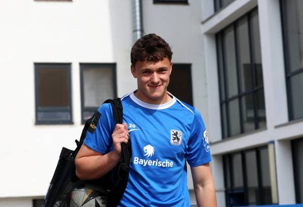Fussball, Herren, 3.Liga, Saison 2024 2025, TSV 1860 München, Training, Grünwalder Strasse 114, Trainingsgelände Lukas Reich (TSV 1860 München) auf dem Weg zum Trainingsplatz