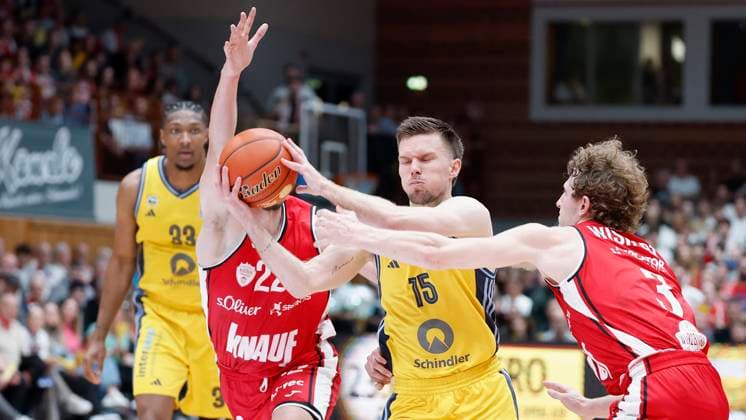 Sport Themen der Woche KW17 Sport Bilder des Tages v.l. Lukas Wank (Wuerzburg Baskets, 22), Martin Hermannsson (ALBA Berlin, 15) und Calvin Wishart (Wuerzburg Baskets, 3), 23.04.2025, Basketball, BBL, FIT One Würzburg Baskets - ALBA BERLIN, Deutschland, Würzburg, Tectake Arena, *** f l Lukas Wank Wuerzburg Baskets, 22 , Martin Hermannsson ALBA Berlin, 15 and Calvin Wishart Wuerzburg Baskets, 3 , 23 04 2025, Basketball, BBL, FIT One Würzburg Baskets ALBA BERLIN, Germany, Würzburg, Tectake Arena, Copyright: HMBxMedia xHeikoxBecker